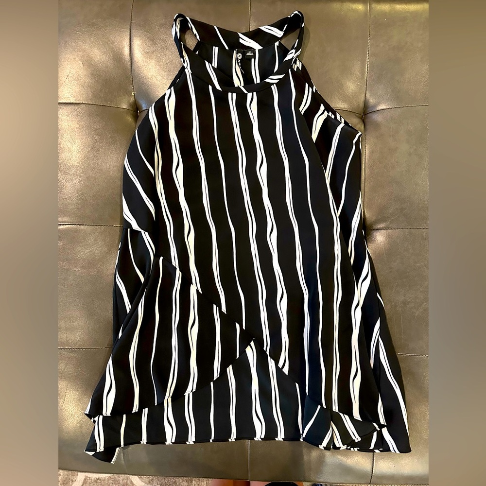 Women’s hi-low blouse